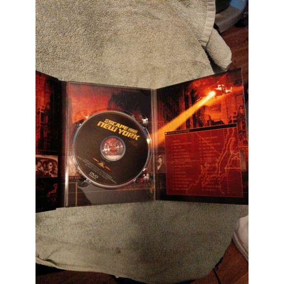 Escape from New York DVD 2-Disc Set Special Edition w/mini comic - Picture 3 of 4